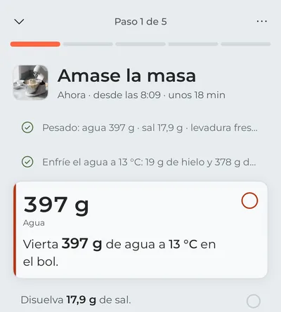El modo cocina en el primer paso, «Amase la masa»: el pesaje de los ingredientes y el enfriamiento del agua ya están marcados, y en primer plano está el agua que toca verter, con sus gramos en letra grande.