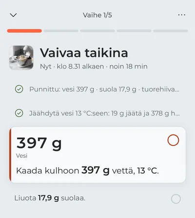 Kokkaustila ensimmäisessä vaiheessa, ”Vaivaa taikina”: punnitus ja veden jäähdytys on rastitettu, ja korostettuna on vesi, joka kaadetaan nyt, grammamäärä isoin numeroin.