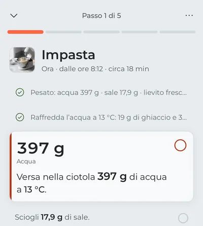 La modalità cucina al primo passo, «Impasta»: le righe per pesare tutto e raffreddare l’acqua sono già spuntate, e in primo piano c’è l’acqua da versare adesso, con i grammi in grande.