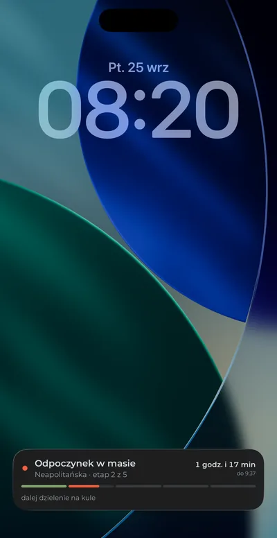 Ekran blokady iPhone’a z aktywnością na żywo Fornaty na dole.
